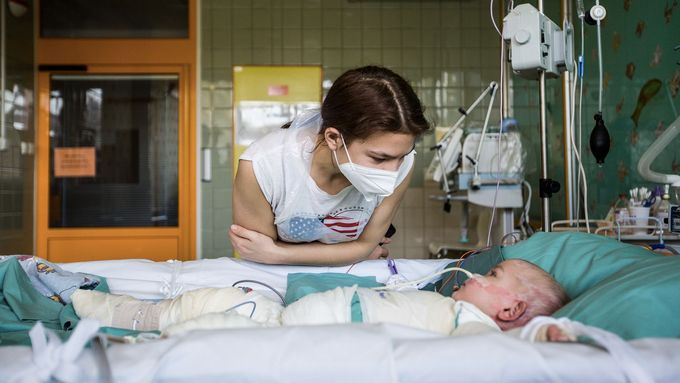 Lékaři zachránili život jedenapůlroční těžce popálené Julii, která do Prahy z Ukrajiny dorazila v kritickém stavu.
