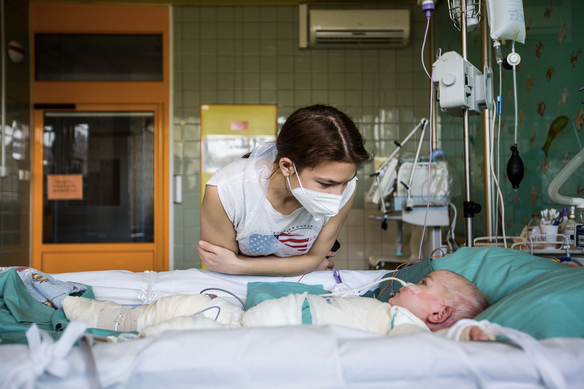 Julie popálená holčička ukrajina válka nemocnice