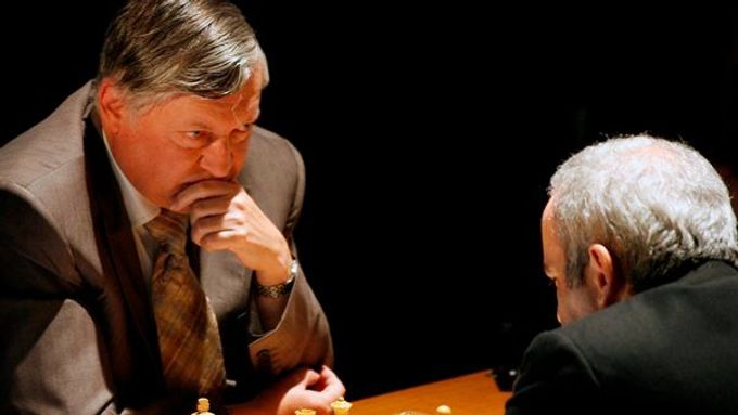 Anatolij Karpov (vlevo) sleduje Garryho Kasparova.