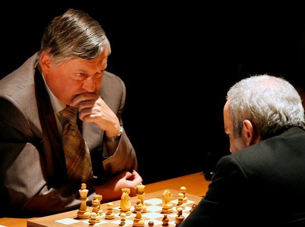 Anatolij Karpov (vlevo) sleduje Garry Kasparova.
