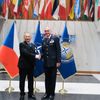 Jaroslav Kubera na vojenské základně v Norfolku, kde v rámci NATO působí i čeští vojáci. S velitelem aliančních sil, francouzským generálem André Lanatou.