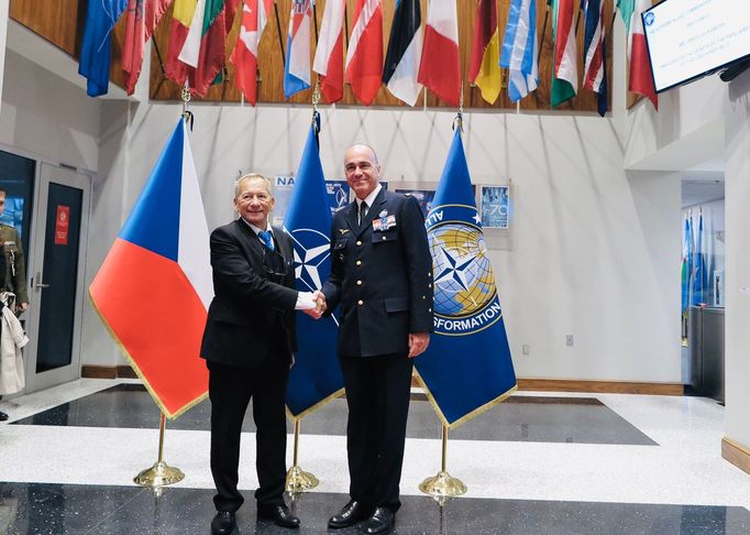 Jaroslav Kubera na vojenské základně v Norfolku, kde v rámci NATO působí i čeští vojáci. S velitelem aliančních sil, francouzským generálem André Lanatou.