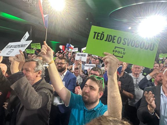 "Teď jde o svobodu. Ne komunistům. Fiala forever."  Taková a další hesla drželi někteří mladí příznivci SPOLU během projevu Petra Fialy.