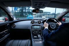 Jaguary a Land Rovery budou mít průhledné sloupky karosérie