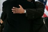 Barack Obama v objetí oscarového herce Denzela Washingtona.