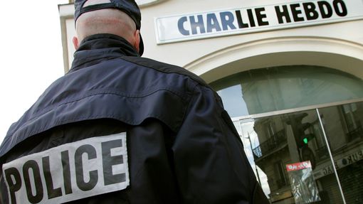 Policista před pařížskou redakcí týdeníku Charlie Hebdo, na který zaútočili maskovaní střelci.