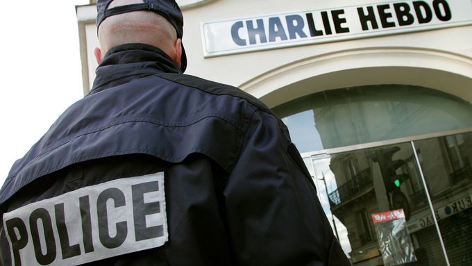 Policista před pařížskou redakcí týdeníku Charlie Hebdo, na který zaútočili maskovaní střelci.