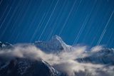 Zihui Hu: Zabodnutá do hvězd. Vítěz v kategorii Nebeské krajiny. Namčhe Barwa je podle fotografa nejkrásnější zasněženou horou v Číně. Její název v tibetštině znamená "kopí zabodnuté do nebe".
