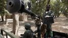 A Malian soldier stands guard near his machine gun in the town of Niono January 24, 2013. REUTERS/Eric Gaillard (MALI - Tags: CIVIL UNREST CONFLICT MILITARY POLITICS) Published: Led. 24, 2013, 6:15 odp.