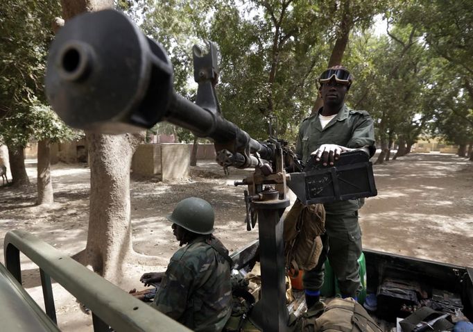 A Malian soldier stands guard near his machine gun in the town of Niono January 24, 2013. REUTERS/Eric Gaillard (MALI - Tags: CIVIL UNREST CONFLICT MILITARY POLITICS) Published: Led. 24, 2013, 6:15 odp.