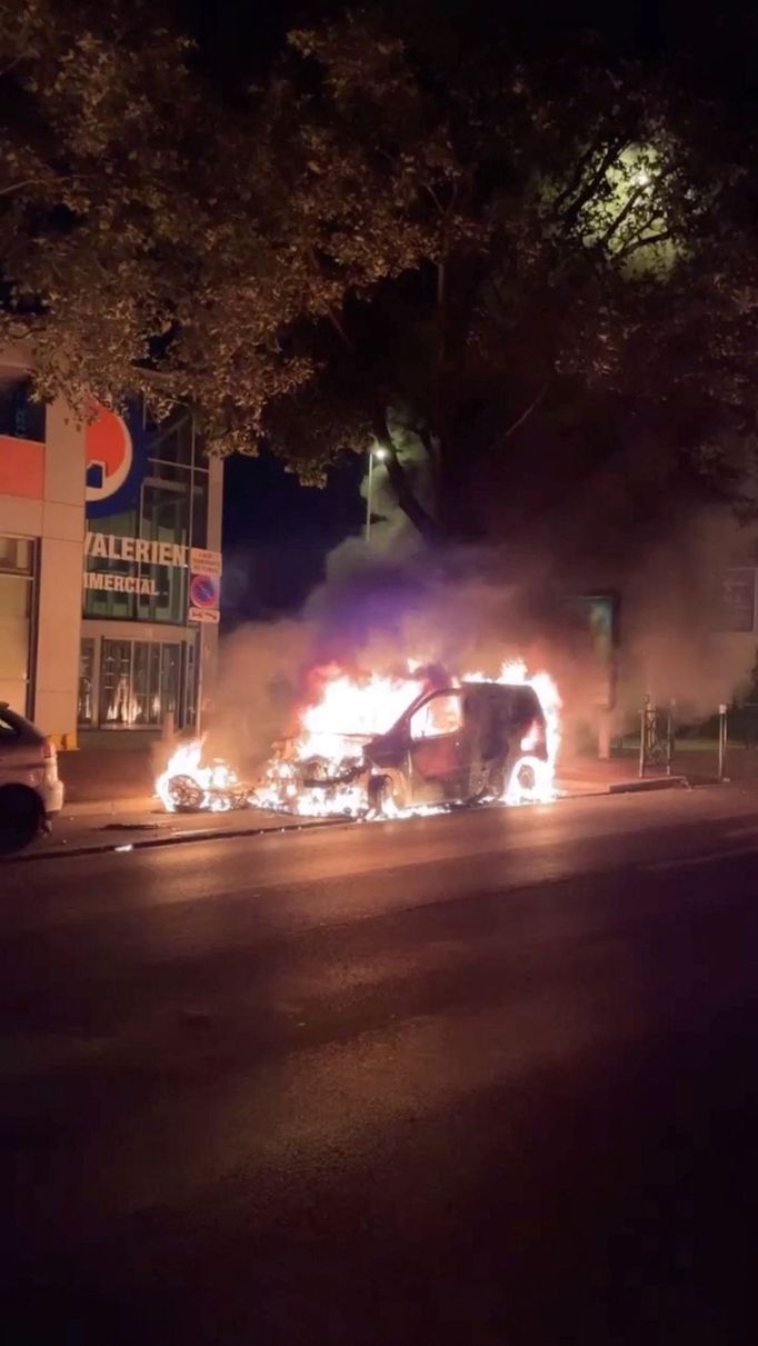 Večer se v Nanterre shromáždili protestující, kteří se opakovaně dostali i do střetů s policií, na níž útočili třeba pyrotechnikou.