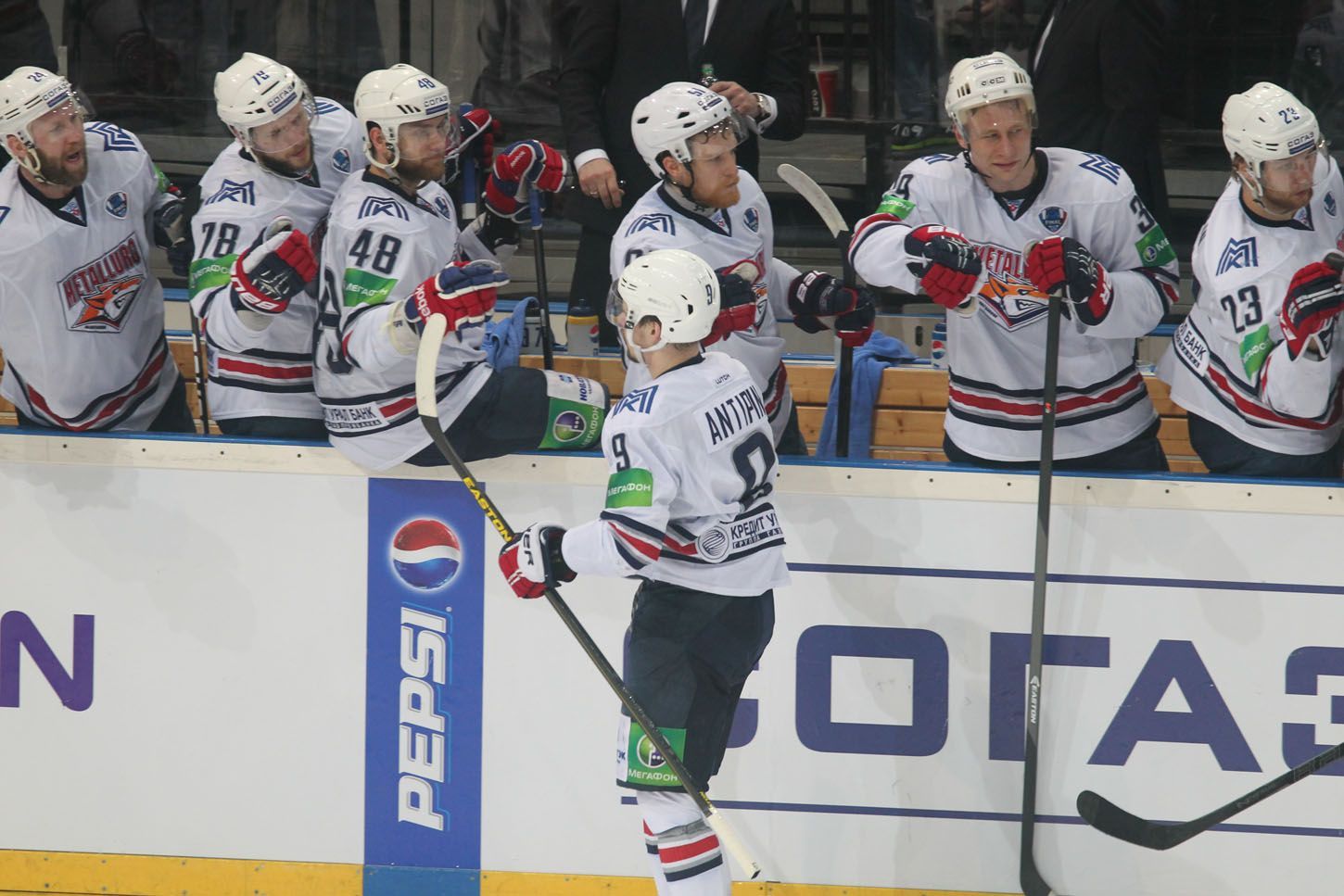 Lev Praha vs. Magnitogorsk, čtvrté finále KHL v O2 aréně (Antipin)