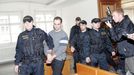 Policie přivádí Viktora Kalivodu, který se po zatčení doznal ze spáchání 3 vražd. 21. 10. 2005