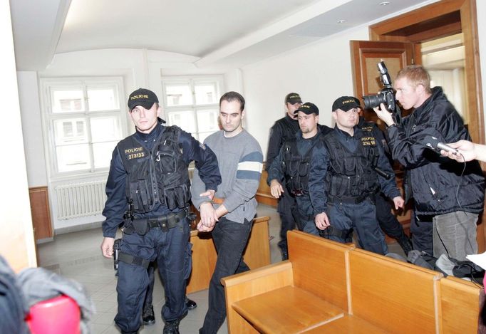 Policie přivádí Viktora Kalivodu, který se po zatčení doznal ze spáchání 3 vražd. 21. 10. 2005