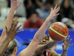 Mistrovství světa v basketbale žen, osmifinále, skupina E, Bělorusko-USA, 28. září v Ostravě. Swin Cashová (vpravo) z USA bojuje o míč s protihráčkami z Běloruska.