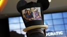 Edgar Baker Phillips of the U.S. Virgin Islands sports a family picture on his Mickey Mouse tophat as he awaits the start of the first day of the Democratic National Convention in Charlotte, North Carolina, September 4, 2012. REUTERS/Jonathan Ernst (UNITED STATES - Tags: POLITICS ELECTIONS) Published: Zář. 4, 2012, 8:19 odp.