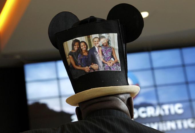 Edgar Baker Phillips of the U.S. Virgin Islands sports a family picture on his Mickey Mouse tophat as he awaits the start of the first day of the Democratic National Convention in Charlotte, North Carolina, September 4, 2012. REUTERS/Jonathan Ernst (UNITED STATES - Tags: POLITICS ELECTIONS) Published: Zář. 4, 2012, 8:19 odp.