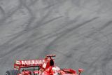 Sedminásobný mistr světa jede po trati v Barceloně při testu monopostu Ferrari. Do kokpitu formule jedna se vrátil po roce, na konci minulé sezony ohlásil konec závodní kariéry.
