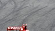 Sedminásobný mistr světa jede po trati v Barceloně při testu monopostu Ferrari. Do kokpitu formule jedna se vrátil po roce, na konci minulé sezony ohlásil konec závodní kariéry.