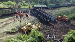 Nákladní vlak, který vykolejil kvůli výbuchu na trati u města Ilovajsk.