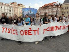 Studenti se státních maturit bojí. Takhle protestovali loni v květnu.