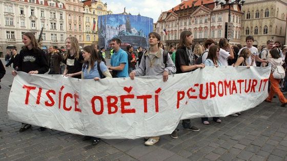 Studenti středních škol demonstrovali, řvali a trefili ministryni školství vajíčkem