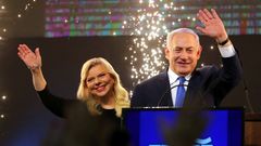Izraelský premiér Benjamin Netanjahu slaví se svou manželkou Sárou volební vítězství