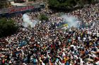 Továrna General Motors ve Venezuele propustila tisíce lidí přes sms, protesty v zemi pokračují