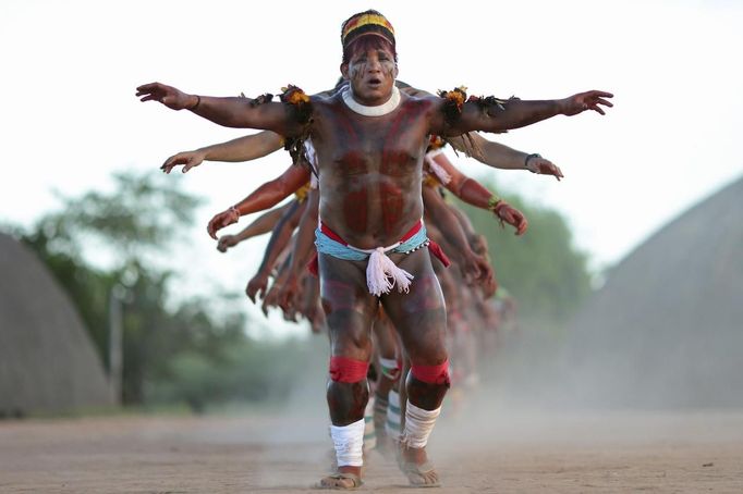 Yawalapiti youth chief Anuia (front) leads a dance in the Xingu National Park, Mato Grosso State, May 7, 2012. In August the Yawalapiti tribe will hold the Quarup, which is a ritual held over several days to honour in death a person of great importance to them. This year the Quarup will be honouring two people - a Yawalapiti Indian who they consider a great leader, and Darcy Ribeiro, a well-known author, anthropologist and politician known for focusing on the relationship between native peoples and education in Brazil. Picture taken May 7, 2012. REUTERS/Ueslei Marcelino (BRAZIL - Tags: SOCIETY ENVIRONMENT TPX IMAGES OF THE DAY) ATTENTION EDITORS - PICTURE 14 28 FOR PACKAGE 'LIFE WITH YAWALAPITI TRIBE' Published: Kvě. 15, 2012, 5:10 odp.