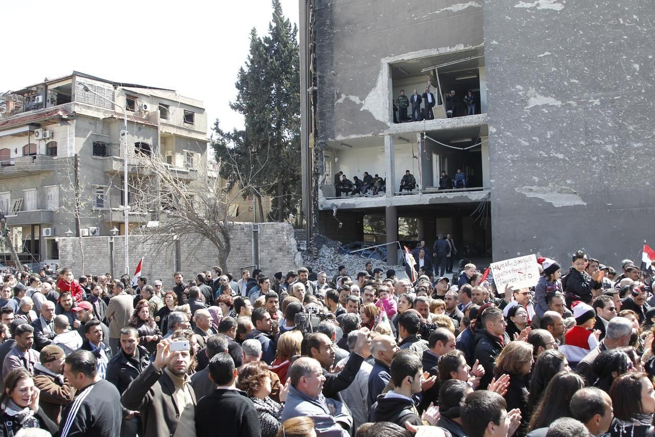 Lidé se shlukují v Damašku na místě sobotního výbuchu