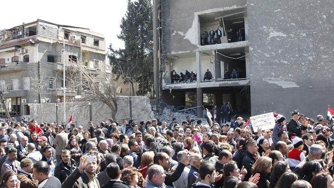 Lidé se shlukují v Damašku na místě sobotního výbuchu.