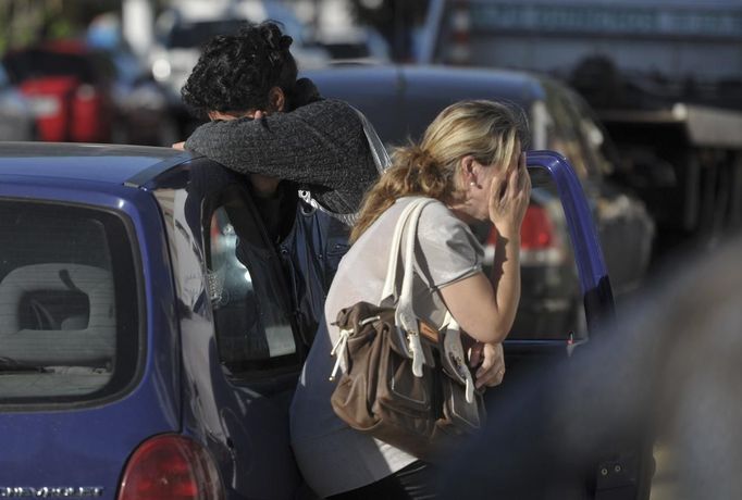 Relatives of the victims of the Kiss nightclub fire cry in the southern city of Santa Maria, 187 miles (301 km) west of the state capital of Porto Alegre, in this picture taken by Agencia RBS, January 27, 2013. At least 200 people were killed in the nightclub fire in southern Brazil on Sunday after a band's pyrotechnics show set the building ablaze, and fleeing patrons were unable to find the emergency exits, local officials said. Bodies were still being removed from the Kiss nightclub in the southern city of Santa Maria, Major Gerson da Rosa Ferreira, who was leading rescue efforts at the scene for the military police, told Reuters. Local officials said 180 people were confirmed dead, and Ferreira said the death toll would rise above 200. He said the victims died of asphyxiation, or from being trampled, and that there were possibly as many as 500 people inside the club when the fire broke out at about 2:30 a.m. REUTERS/Ronald Mendes/Agencia RBS (BRAZIL - Tags: DISASTER) ATTENTION EDITORS - THIS IMAGE WAS PROVIDED BY A THIRD PARTY. NO SALES. NO ARCHIVES. FOR EDITORIAL USE ONLY. NOT FOR SALE FOR MARKETING OR ADVERTISING CAMPAIGNS. THIS IMAGE HAS BEEN SUPPLIED BY A THIRD PARTY. BRAZIL OUT. NO COMMERCIAL OR EDITORIAL SALES IN BRAZIL. THIS PICTURE IS DISTRIBUTED EXACTLY AS RECEIVED BY REUTERS, AS A SERVICE TO CLIENTS Published: Led. 27, 2013, 2:57 odp.