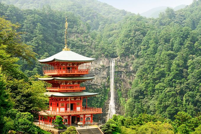 Vodopády Kumano Nachi s chrámem Nachi-san Seiganto-ji v Japonsku