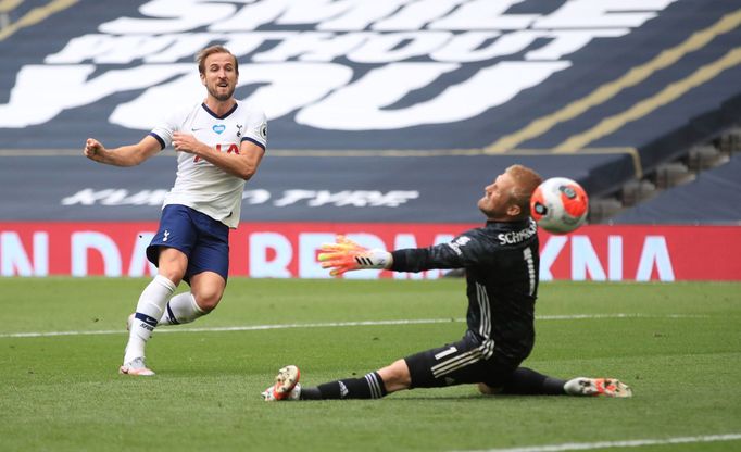 Harry Kane nastřílel do sítě Leicesteru dva góly a kdyby mu rozhodčí neodvolali tuto trefu, mohl se radovat z hattricku.