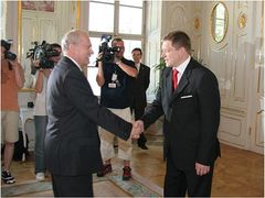Róbertem Fico, šéf vítězného Smeru, při jednání se slovenským prezidentem Ivanem Gašparovičem.