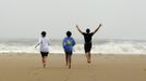 Residents test the high surf in Ocean City, Maryland, as Hurricane Sandy intensifies October 29, 2012. About 50 million people from the Mid-Atlantic to Canada were in the path of the nearly 1,000-mile-wide (1,600-km-wide) storm, which forecasters said could be the largest to hit the mainland in U.S. history. REUTERS/Kevin Lamarque (UNITED STATES - Tags: ENVIRONMENT DISASTER) Published: Říj. 29, 2012, 5:23 odp.