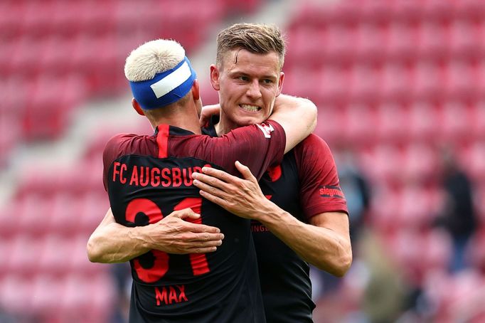 31. kolo německé fotbalové ligy 2019/20, Mohuč - Augsburg: Hostující Philipp Max a Alfred Finnbogason slaví výhru 0:1.