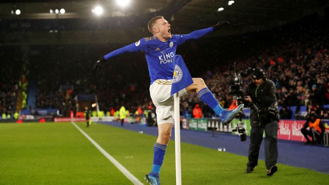 Jamie Vardy z Leicesteru slaví gól v síti Aston Villy