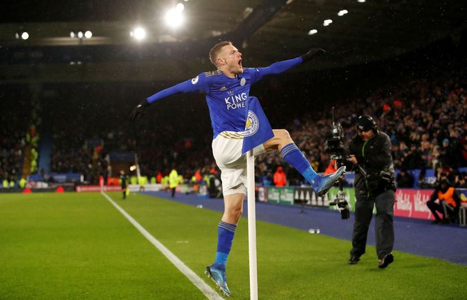 Jamie Vardy z Leicesteru slaví gól v síti Aston Villy