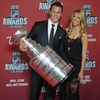 NHL 2015: Jonathan Toews s přítelkyní drží Stanley Cup