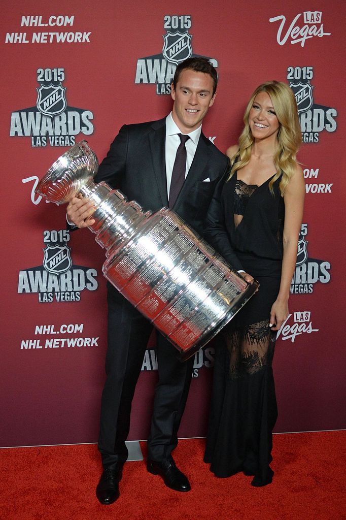 NHL 2015: Jonathan Toews s přítelkyní drží Stanley Cup