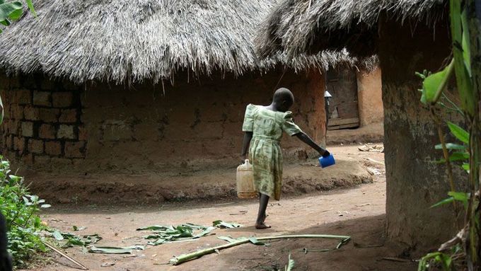 Ugandská dívka nese kanystr pitné vody (ilustrační foto).