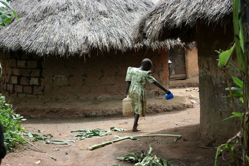 Uganda - Dívka s kanystrem