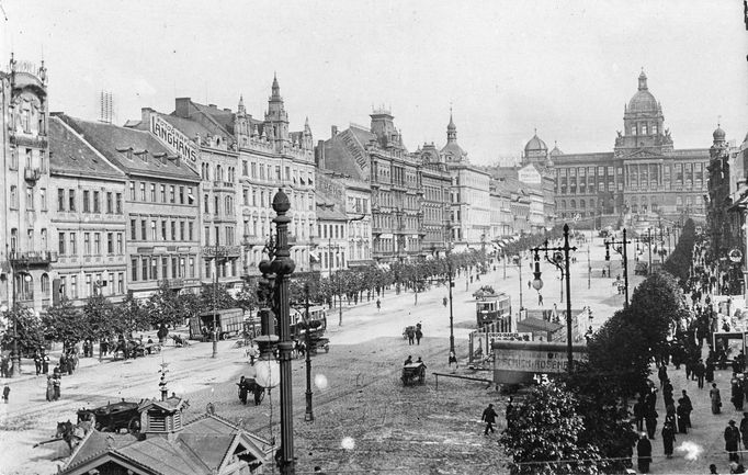 Historická fotografie zachycující provoz tramvajové linky na Václavském náměstí, která zde byla v provozu mezi lety 1884-1980.