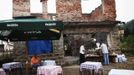 A view of a restaurant in Potocari, near Srebrenica, July 6, 2012. Nedzad Begovic and Slobodan Radakovic, both war survivors, make a living by putting together a restaurant selling roasted lamb. During the war, Bosnian Serb forces commanded by General Ratko Mladic killed up to 8000 Muslim men and boys in the Srebrenica area. Begovic lost 70 family members and Radakovic lost 10 family members. Picture taken July 6, 2012. REUTERS/Dado Ruvic (BOSNIA AND HERZEGOVINA - Tags: CONFLICT SOCIETY FOOD) Published: Čec. 8, 2012, 3:13 dop.