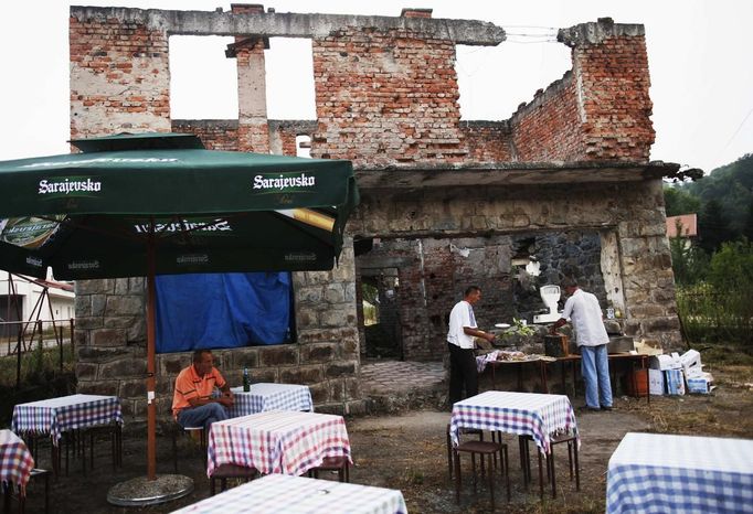 A view of a restaurant in Potocari, near Srebrenica, July 6, 2012. Nedzad Begovic and Slobodan Radakovic, both war survivors, make a living by putting together a restaurant selling roasted lamb. During the war, Bosnian Serb forces commanded by General Ratko Mladic killed up to 8000 Muslim men and boys in the Srebrenica area. Begovic lost 70 family members and Radakovic lost 10 family members. Picture taken July 6, 2012. REUTERS/Dado Ruvic (BOSNIA AND HERZEGOVINA - Tags: CONFLICT SOCIETY FOOD) Published: Čec. 8, 2012, 3:13 dop.