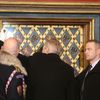 Vyjímání korunovačních klenotů ve Svatováclavské kapli
