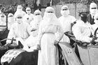 „Nos roušku, nebo jdi do vězení.“ Jak se lišila pandemie španělské chřipky od covidu