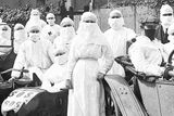 Zdravotnický personál v Sydney, duben 1920. Školy a obchody byly v té době ve městě uzavřeny, nemocnice byly přeplněné a nošení masek bylo na veřejnosti povinné.