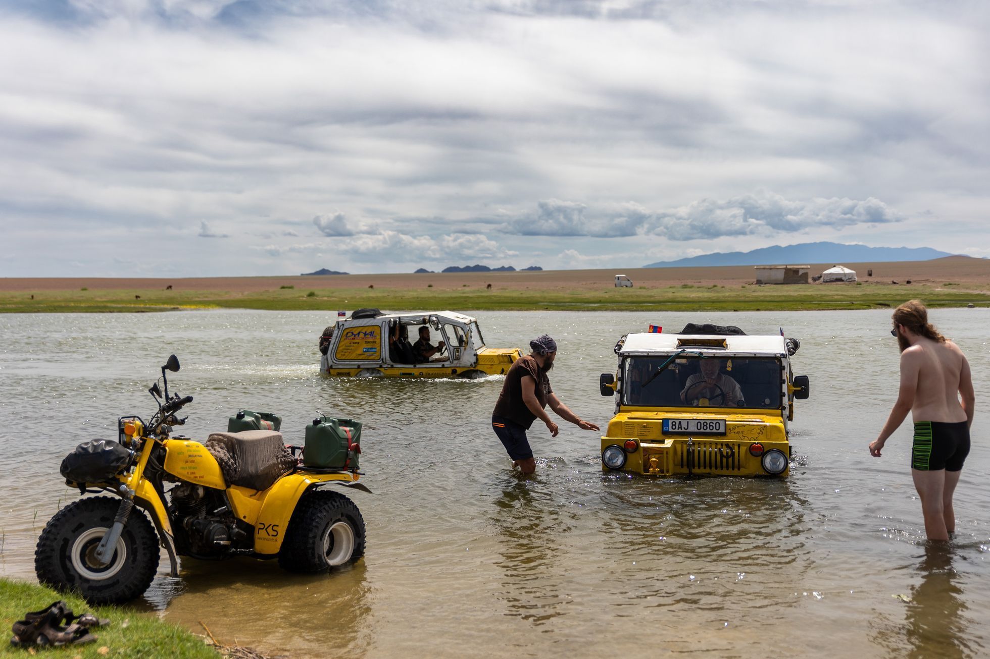 Žlutá žába pluje!